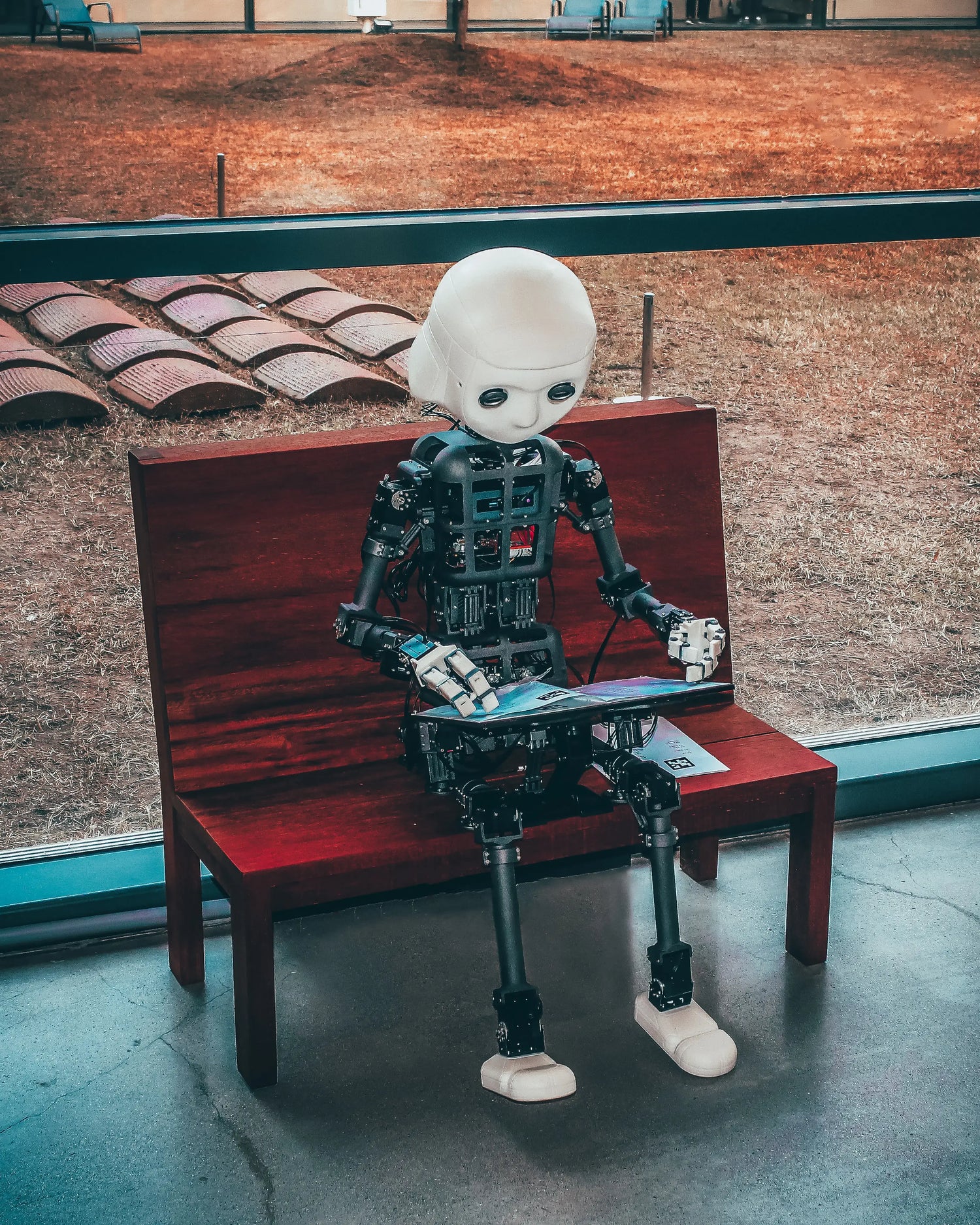 Un robot lisant un livre numérique dans un style futuriste, représentant l'intégration de l'IA dans les outils SEO pour une analyse plus précise et automatisée du référencement.