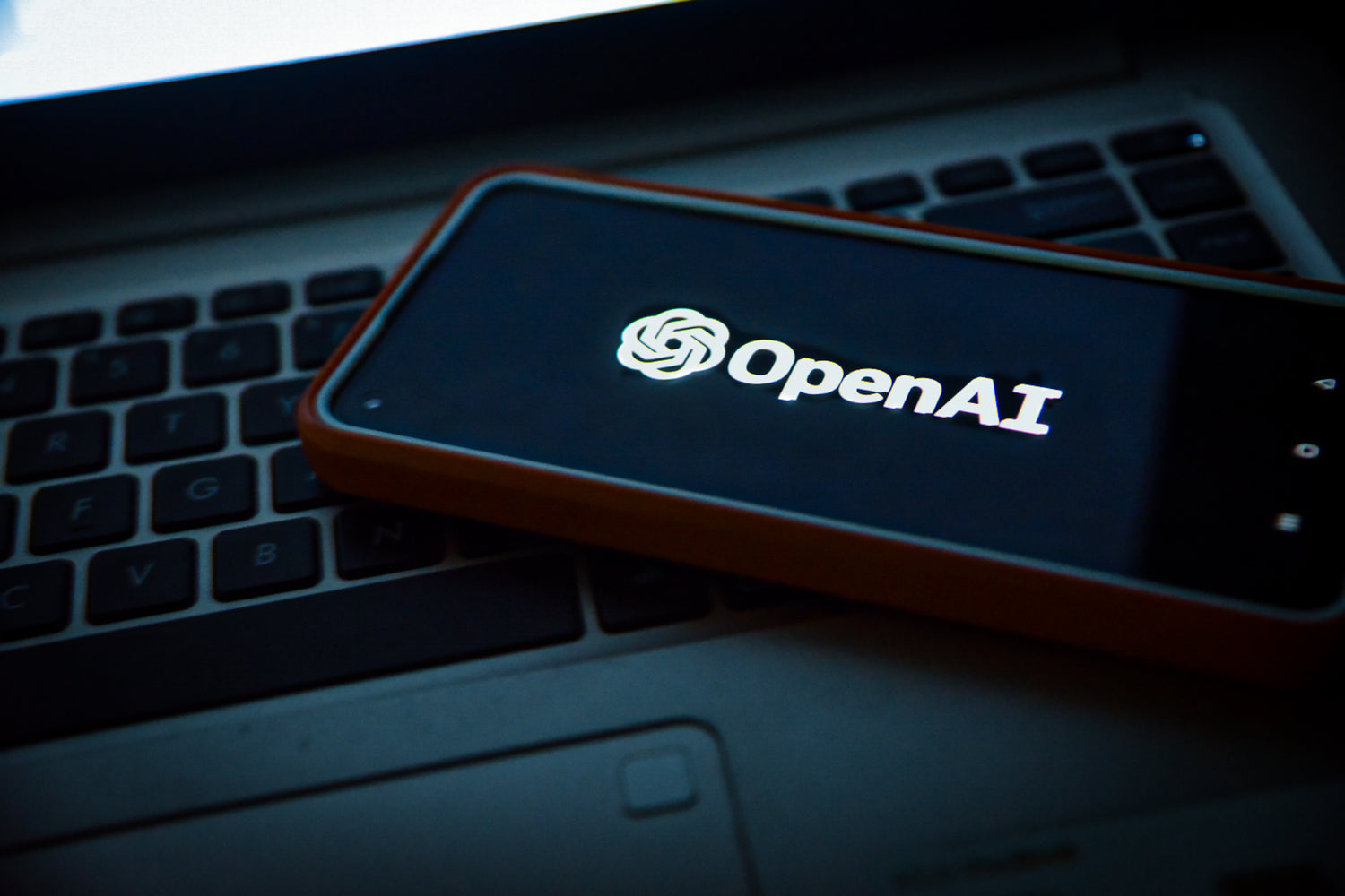 "Un téléphone affichant l'application OpenAI, un outil essentiel pour une stratégie SEO efficace